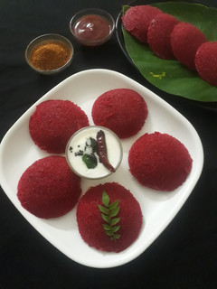 बीटरूट रवा इडली (beetroot rava idli recipe in hindi) रेसिपी मुख्य फोटो