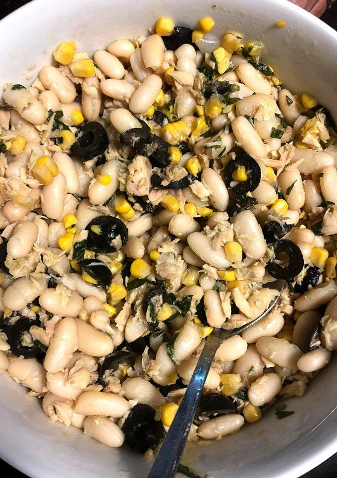 Una foto de Ensalada de alubias y vinagreta de albahaca