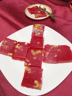 স্ট্রবেরি হালুয়া বরফি(strawberry halwa barfi recipe in Bengali) রেসিপির প্রধান ছবি