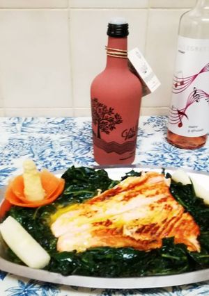 Una foto de Salmón a la naranja con espinacas en su salsa