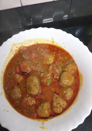 A picture of Meatballs in sauce.