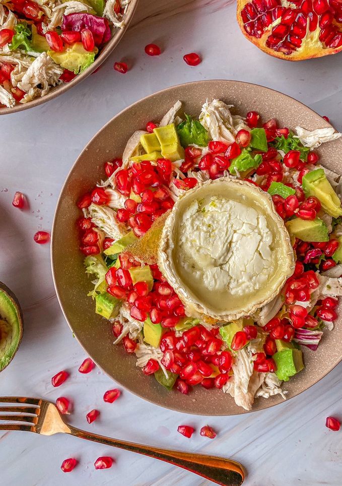 Una foto de Ensalada de pollo y granada con vinagreta de lima y miel