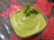 Una foto de guacamole con tomate verde