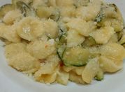 Una foto di orecchiette zucchine