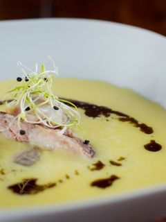 Sárgaborsópüré leves füstölt pisztránggal recept fotója