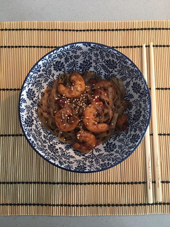 Una foto de Noodles con langostinos al estilo asiático