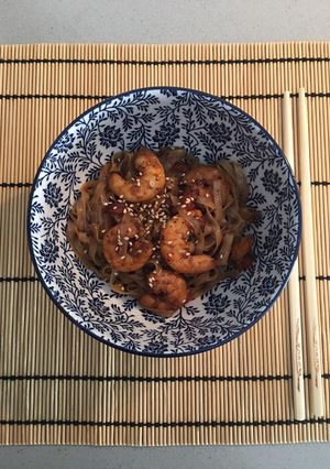 Una foto de Noodles con langostinos al estilo asiático