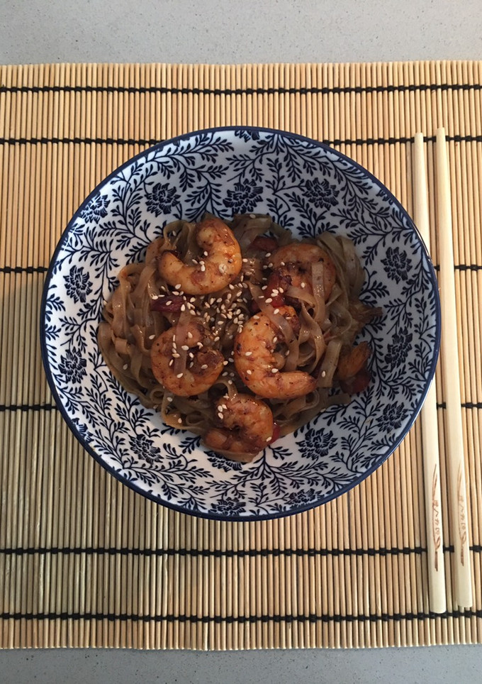 Una foto de Noodles con langostinos al estilo asiático