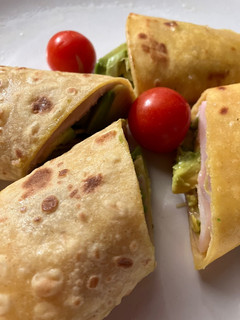 Una foto de Wraps rápidos para cenar, de jamón cocido, con aguacate e higos