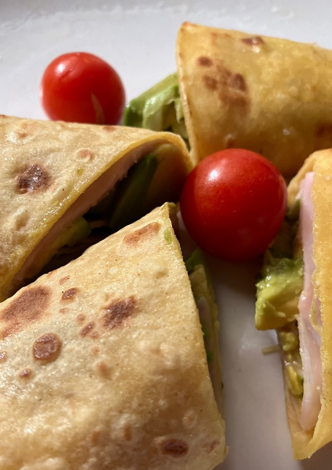 Una foto de Wraps rápidos para cenar, de jamón cocido, con aguacate e higos
