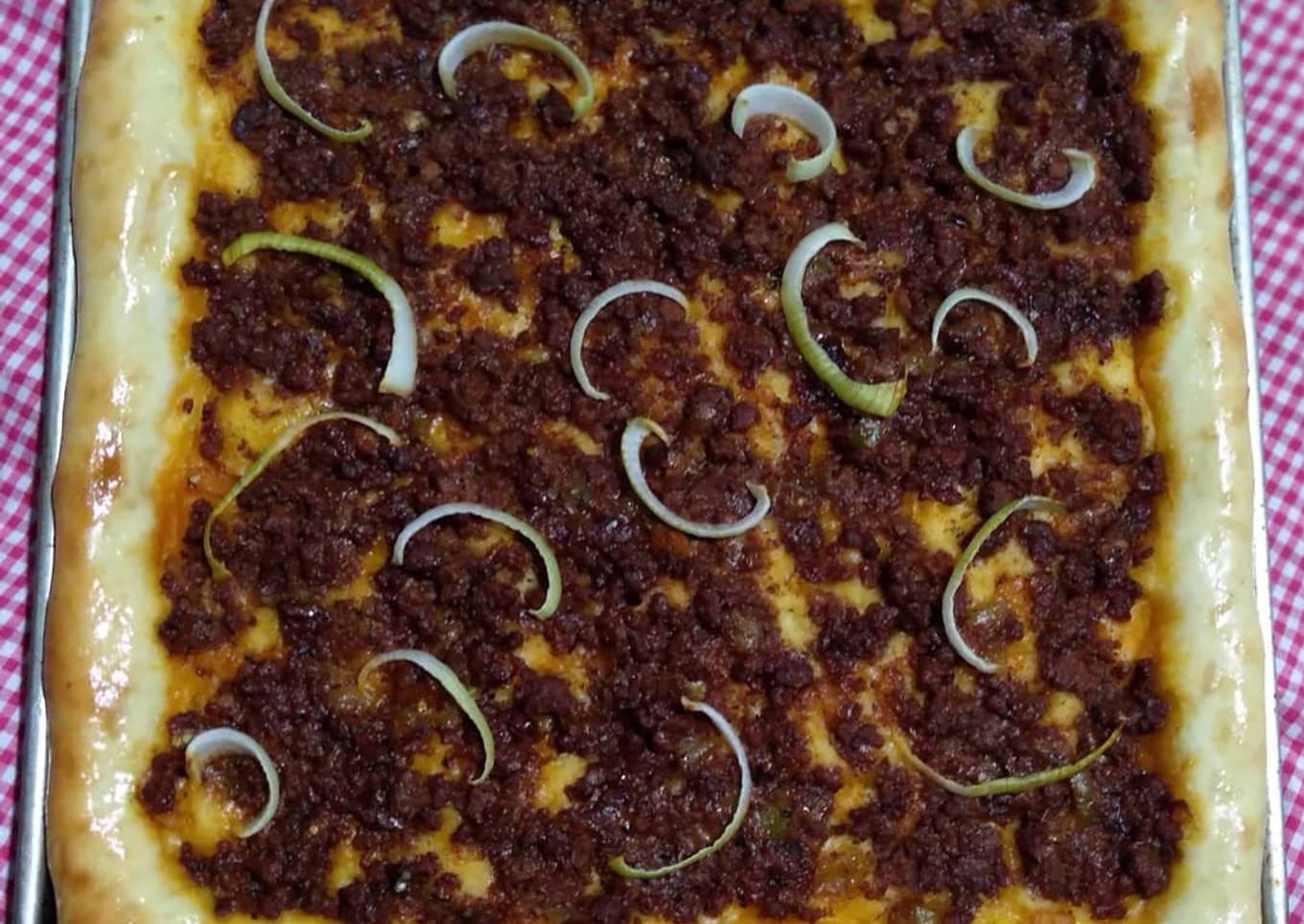 Meat and cheese pizza (sapi saos lada hitam)