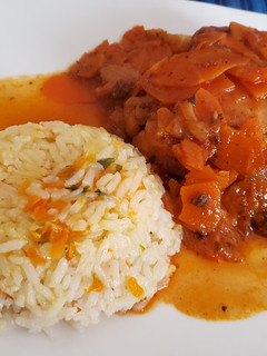 Una foto de Pollo al jugo con arroz graneado