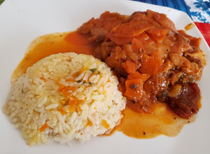 Una foto de Pollo al jugo con arroz graneado