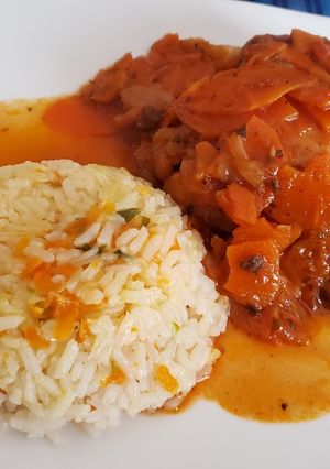 Una foto de Pollo al jugo con arroz graneado