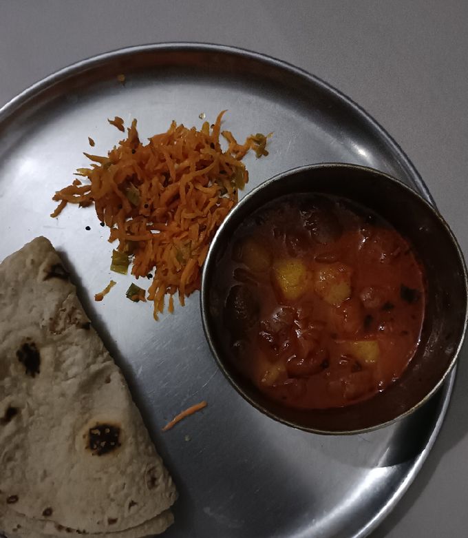 A picture of Aloo tamatar.