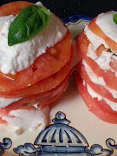 Una foto de Ensalada Caprese de tomate, mozzarella y albahaca