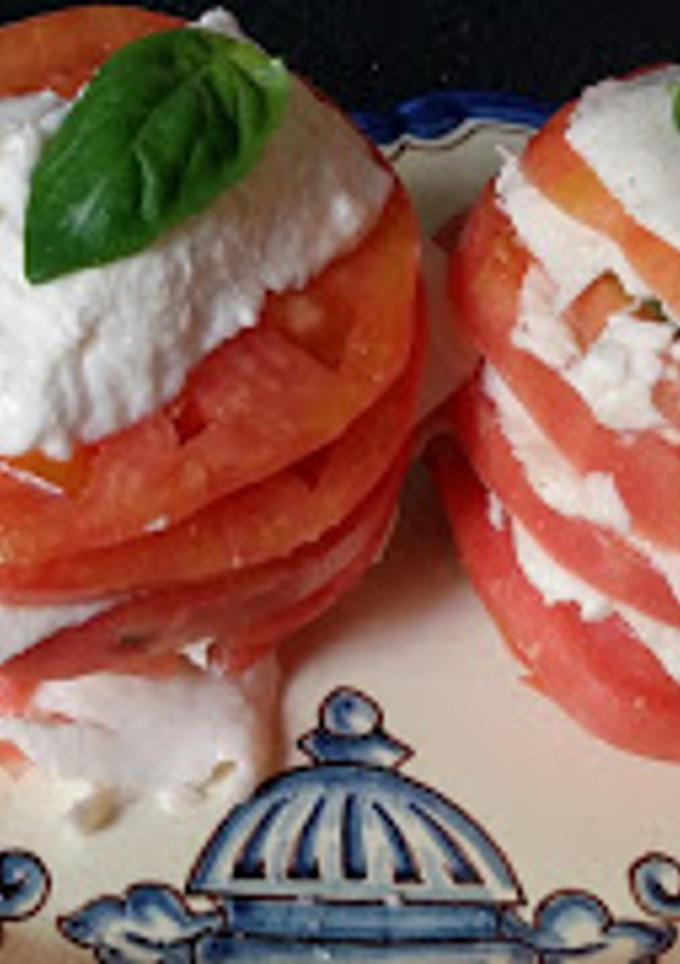 Una foto de Ensalada Caprese de tomate, mozzarella y albahaca