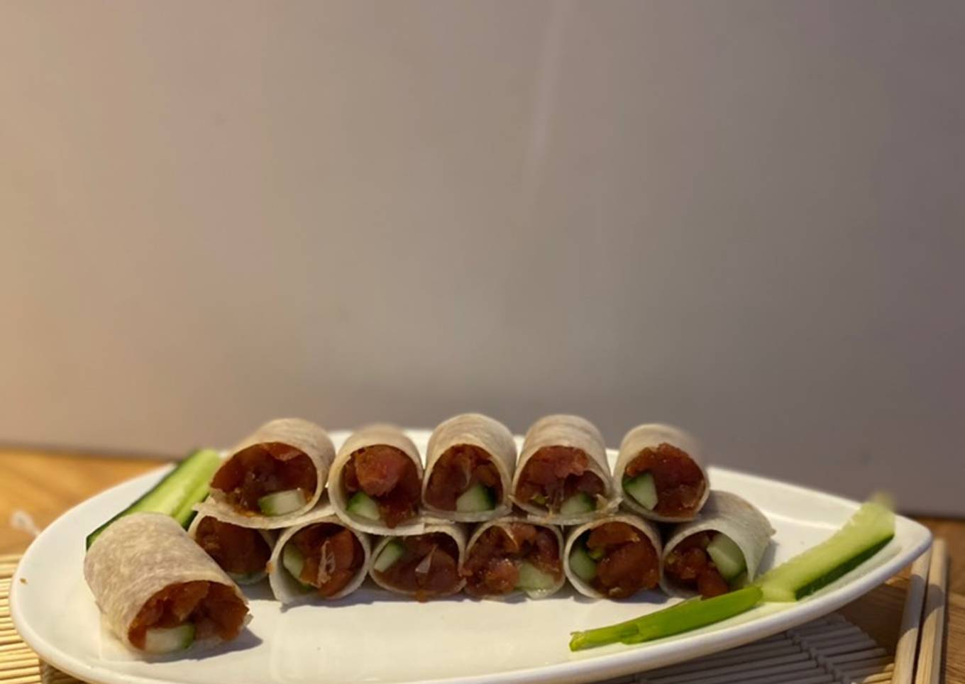 Sushi de atún con jícama y pepino
