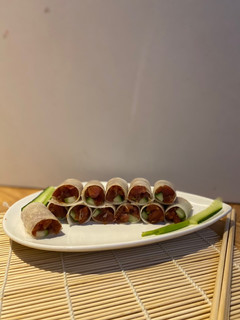 Una foto de Sushi de atún con jícama y pepino