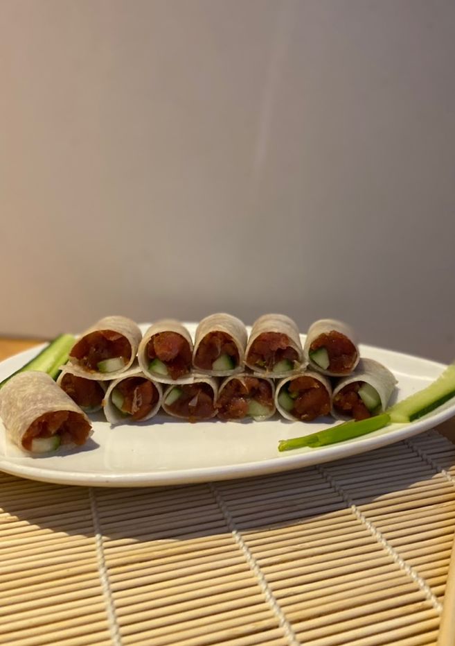 Una foto de Sushi de atún con jícama y pepino