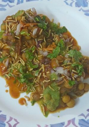 A picture of Ragda patties.