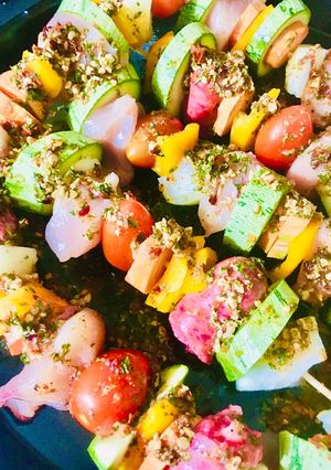 Una foto de BROCHETTES PRIMAVERALES 🍡🍢🥓🍡🍢🥓CON POLLO