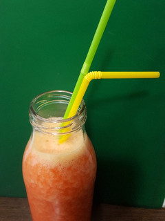 Una foto de Zumo de frambuesa, manzana y naranja