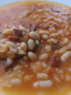 Una foto de Alubias blancas con arroz, chorizo y zanahoria