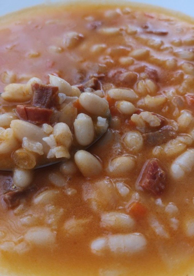 Una foto de Alubias blancas con arroz, chorizo y zanahoria