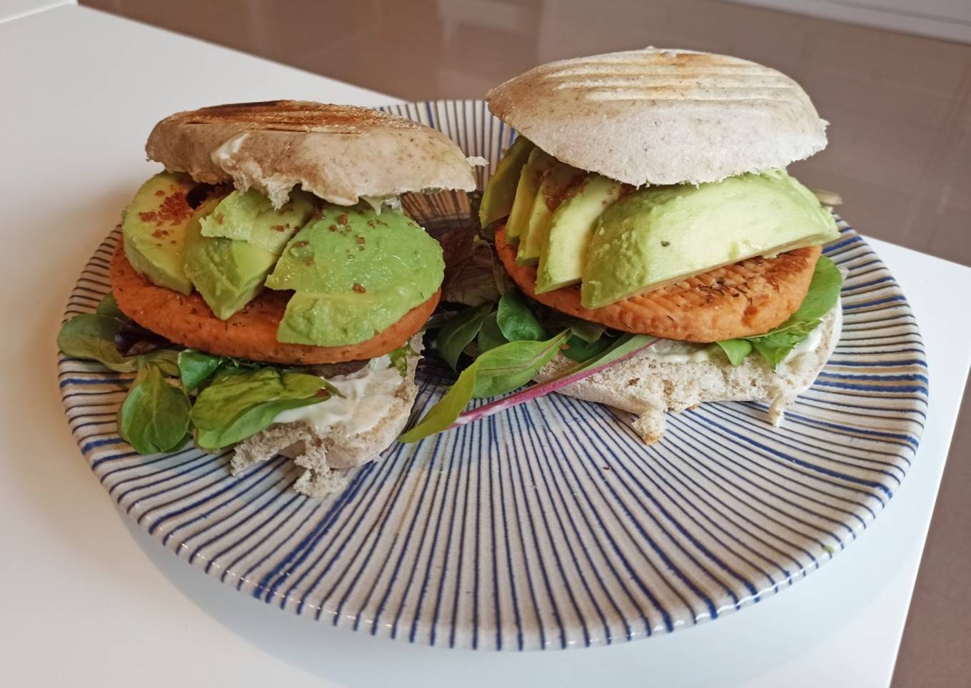 Hamburguesa de pescado, aguacate y tártara en mollete integral