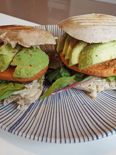 Una foto de Hamburguesa de pescado, aguacate y tártara en mollete integral