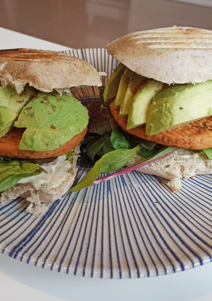 Una foto de Hamburguesa de pescado, aguacate y tártara en mollete integral