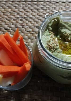 Una foto de Hummus de lentejas y brócoli vegano 🌱vegetariana