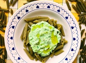 Una foto de Fideos plumas de harina de arvejas con salsa de palta 🍝 Pasta seca penne rigate, alta en proteína