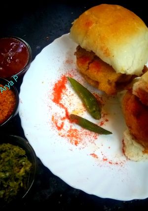 बटाटे वडा पाव (Batate vada pav recipe in hindi) रेसिपी मुख्य फोटो