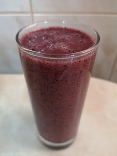 Una foto de Jugo detox de fresa, arándano, plátano y linaza
