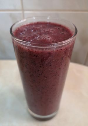 Una foto de Jugo detox de fresa, arándano, plátano y linaza