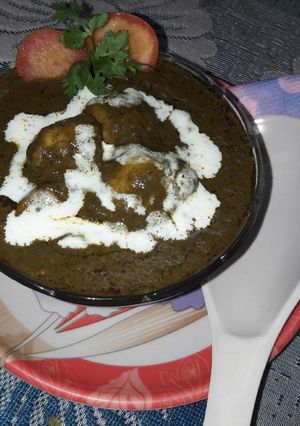 A picture of Palak paneer.