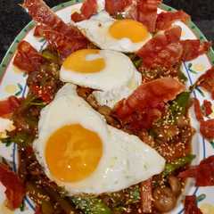 Una foto de Salteado de verduras a la soja con huevo plancha y jamón