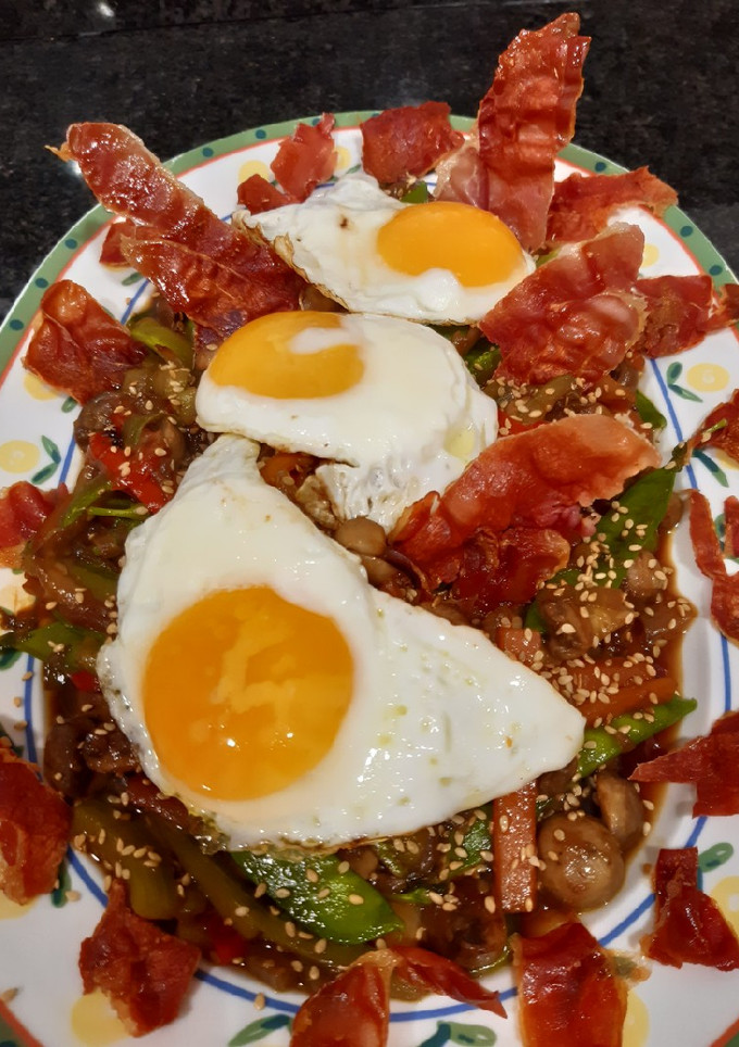 Una foto de Salteado de verduras a la soja con huevo plancha y jamón