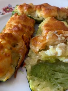 Una foto de Calabacines rellenos de merluza