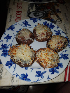 Una foto de Champiñones rellenos de jamón gratinados