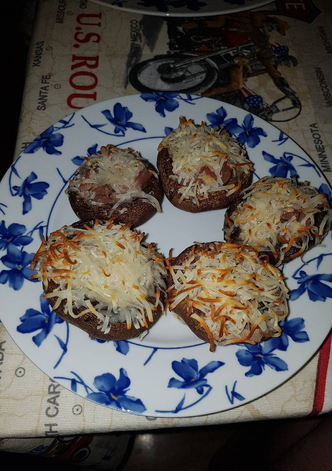 Una foto de Champiñones rellenos de jamón gratinados