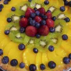 Una foto de Tarta de crema pastelera y frutas