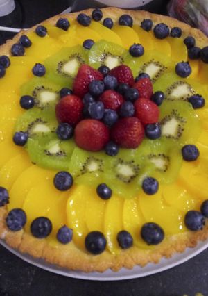 Una foto de Tarta de crema pastelera y frutas