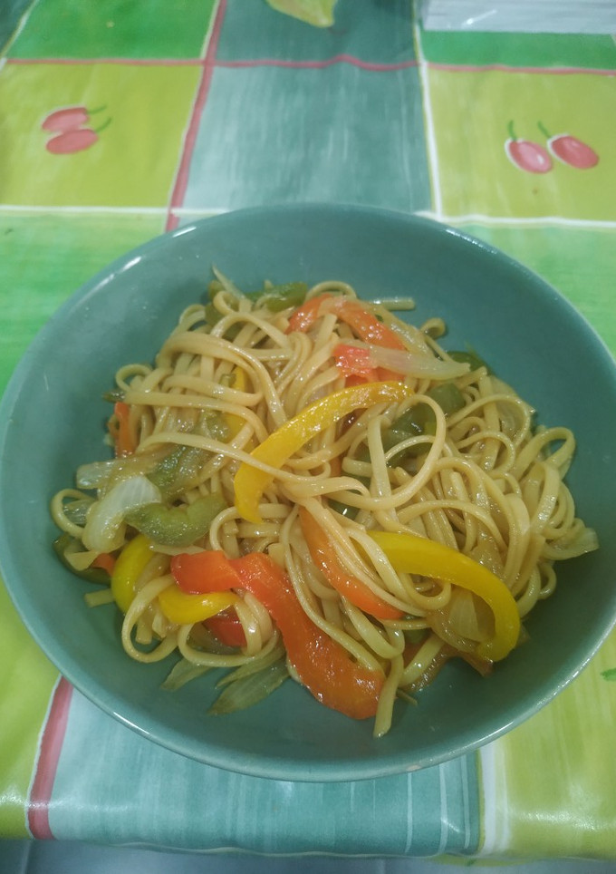 Una foto de Tallarines con salsa de soja