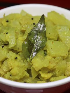 சுரைக்காய் பருப்பு கூட்டு (Suraikkaai paruppu koottu recipe in tamil) செய்முறை முக்கிய புகைப்படம்