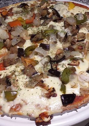 Una foto de Pizza integral con verduras asadas