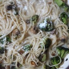 A picture of Pasta Broccoli with mushrooms.