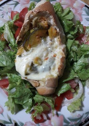 Una foto de Pan relleno con zapllitos y queso